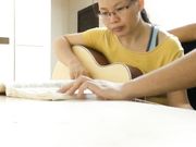 吉它老师上门教授眼镜良家妇女弹琴休息时间挑逗她强行扒光啪啪