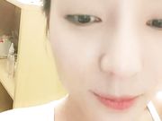 穿着透明薄纱情趣内衣 慢慢脱掉 搔首弄姿 十分诱人