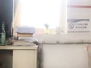 在某通公司业务代办点上班好骚的妹子在办公室露奶脱裤自摸摸出淫水