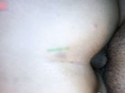 95年丰满大胸美女被男友哥们故意灌醉边操小穴边爆肛,正操着美女突然迷迷糊糊的说：我还不想怀孕!高清版!