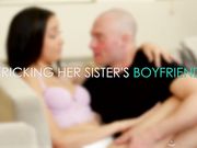 玩弄姐姐的男朋友在自己粉穴里射精