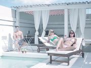游泳池边玩3P的好日
