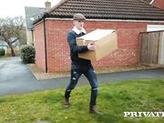 诱惑快递员做爱的巨乳家庭主妇