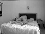 家庭网络摄像头偷拍中年大叔和丰满媳妇晚上睡觉前过夫妻生活