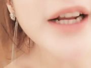 喊着爸爸叫着老公来干我，情趣开档丝袜道具双插骚逼爆菊花