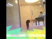 成都某大屌健身教练约长发妹开房浴室打炮