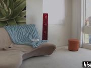 金发妞让他的鸡巴硬了，直接按着办了