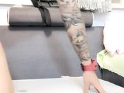 满背纹身骚气妹子摆弄各种姿势 给炮友口交舔硬沙发上躺着抽插啪啪