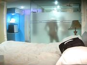 网络摄像头偷窥系列：宾馆约会同校苗条女友洗完迫不及待的热吻进入