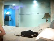 网络摄像头偷窥系列：宾馆约会同校苗条女友洗完迫不及待的热吻进入