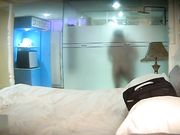 网络摄像头偷窥系列：宾馆约会同校苗条女友洗完迫不及待的热吻进入