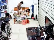 拉上卷帘门就开始乱搞的被偷拍的夫妻