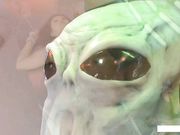 爆乳混血妹子被异星人迷晕扒光捆绑起来各种大型设备调教