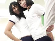 上体育课前偷偷把半身裤换成运动裤。 没穿过运动裤的女子们满是兴趣