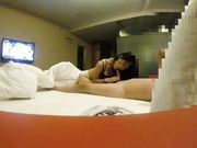 美女酒店援交时被变态男一直猛操嘴巴,实在受不了了美女自己坐在鸡鸡上干