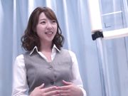 在街头问轻浮男结果来了超下流女孩！