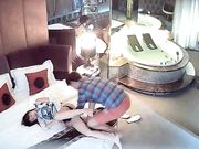 学院附近青年学生情侣开房造爱让人羡慕激情舌吻互抠浴缸内操逼回床猛干冲刺时太过瘾连干2炮美女淫叫太刺激对白清晰