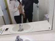 波哥盛世大厦和刚下班的银行小白领在洗手间一边和王经理打电话一边开草