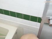 还是人家有创意会玩儿 漂亮美眉浴缸内全裸拉大便观察 不知道想证明什么 口味轻者别看