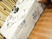 聊了一会后上去就扒美女内裤,开始挣扎,给点好处全力配合