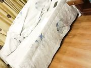 聊了一会后上去就扒美女内裤,开始挣扎,给点好处全力配合