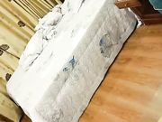 聊了一会后上去就扒美女内裤,开始挣扎,给点好处全力配合