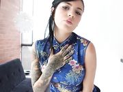 花臂纹身巨乳妹子旗袍诱惑沙发上道具自慰逼逼无毛还挺嫩