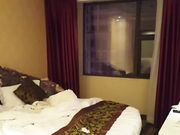 酒店狂操四川98年刚毕业上班的害羞小嫩妹,玩的都是高难度动作