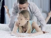 小可爱美女 趴在床上享受音乐被摸屁股受不了了搞起来