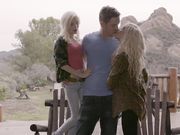 双飞两个小美女一枪双插太性福了 妹子身材娇小玲珑很精致抱着操