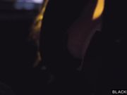 红衣性感美女被赶出门破罐子破摔肆意玩弄鸡巴吞吐起伏啪啪