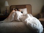 美女被大屌情人插的太猛大叫：不行了,从后面进的太深了