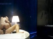 震动棒让她高潮到喷水不止