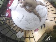 一对年轻情侣在笼子里啪啪