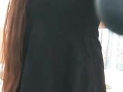 和闺蜜到理发店做造型时故意掀开裙子勾引理发师