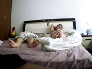 大叔手机看黄色视频性冲动把旁边裸睡的媳妇日起