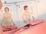 被男技师搞得性欲来潮拿起男的鸡巴就舔