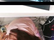 玩着游戏让她趴桌子下面吃鸡巴,带上链子沙发上干