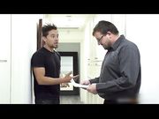 淫荡的骚货守着老公跟别人做爱