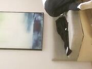 跟两个妹子一起玩双飞，边口交边摸奶骑乘操完一个再换另一个