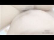 手指插进逼毛茂密的骚逼