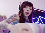 自摸啪啪拨开内裤露无毛粉逼，深喉口交