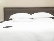 口交舔弄抽插让穿上黑色网袜再猛操，呻吟娇喘非常诱人