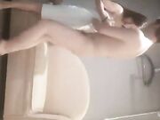 约了个白裙妹子TP啪啪，蹲着口交床上舔逼抱着猛操