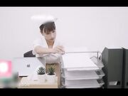 痴女护士上班看片忍不住了医生掏出肉棒让她吸