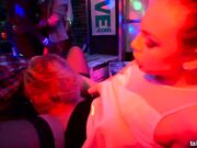 地下成人淫乱派对现场真实记录火辣性感美女1挑2女女双飞3P怎么搞的都有