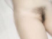 年轻的小宝贝露脸奶子发育的很不错，渣男一只手都握不过来