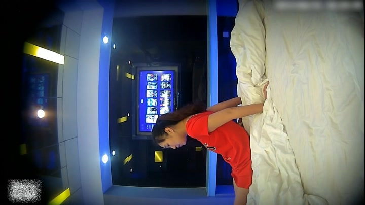 特色酒店偷拍清纯害羞的豹纹内裤美女和网友吃过饭后回酒店聊天时男的毛手毛脚想操她,挣扎半天还是被干了!