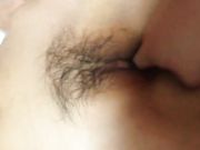 夜店认识的2个风骚美女少妇几杯酒下去就不省人事了,酒店轮流玩逼逼也给灌点酒