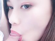 网红刘婷剧情演绎勾引无事溜达的大叔路边草地上野战还没射被骑马路过的人破坏了